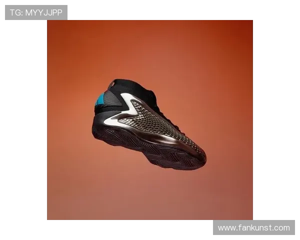 爱德华兹现身成都熊猫基地 获赠特制球鞋与面具惊喜亮相